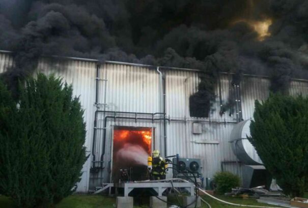 Tűz ütött ki Dunaszerdahelyen, a Minit gyárában (Fotók)