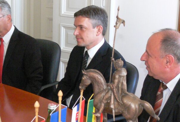 Újabb tisztogatás a komáromi városházán – Hatalmi harc áll a háttérben?