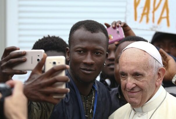 Ferenc pápa: A migránsok folyamatos védelemre szorulnak