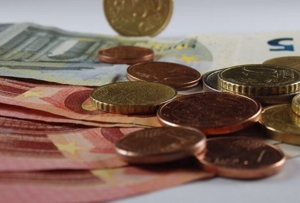 Jövő évtől nőhet az állami alkalmazottak bére