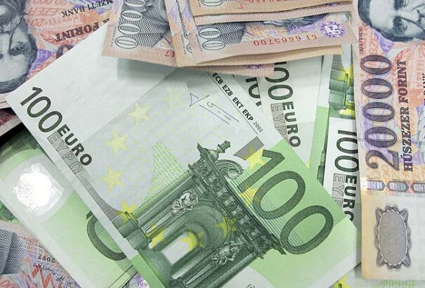 Mélypont közelében a forintárfolyam