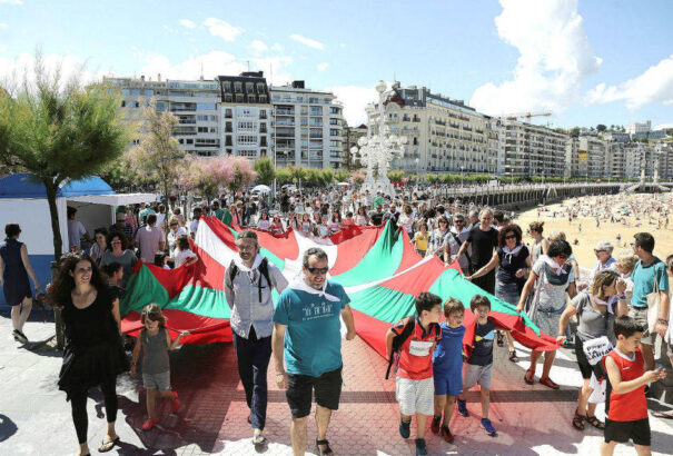 202 kilométeres élő lánc: Több mint 175 ezer baszk követelte vasárnap az önrendelkezést – Képek