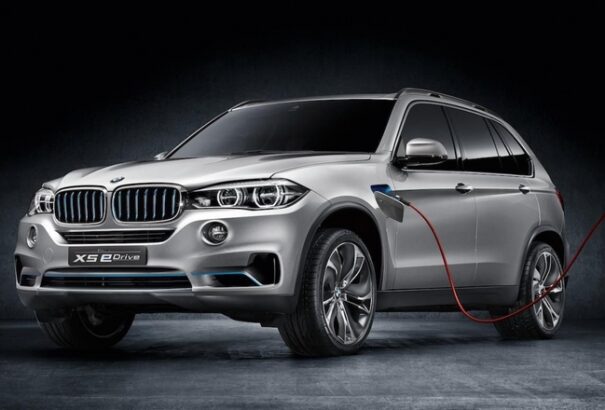 A BMW komolyan gondolja az elektromos autókat: egymilliárdos szerződést írt alá a kínaiakkal