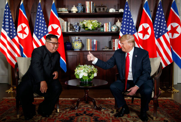 Trump megadta a mobilszámát Kim Dzsong Unnak