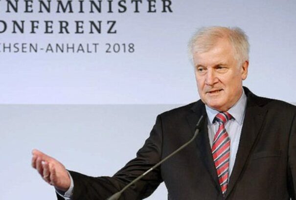 Irányváltás várható a német migrációs politikából. Seehofer nyomás alatt tartja Merkelt