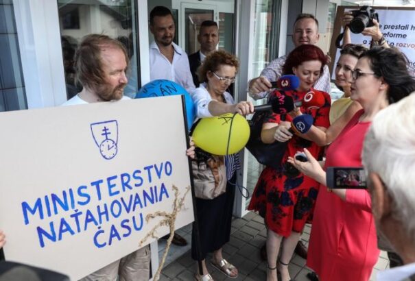 Tüntettek a tanárok: Az Oktatásügyi Minisztérium az időhúzás minisztériuma