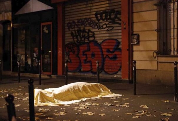 A párizsi terrortámadás áldozatainak hozzátartozói feljelentették a katonákat, akik álltak és nem tettek semmit