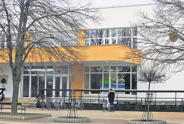 Hová tartasz, Gúta? Migránssimogató konferencia zajlik a városban Barak László, az SZDSZ és az MKP részvételével