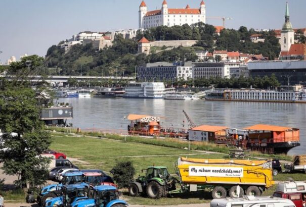 Bevették Pozsonyt a gazdák. Kiska már fogadta őket, Pellegrini még nem. Percről percre a Körképen