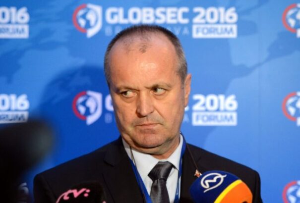 Gajdošt füllentésen kapták – nő a feszültség a milliárdos vadászgépvásárlás kapcsán