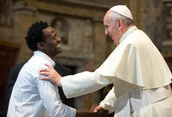 Ferenc pápa: Befektetésekkel kellene támogatni a menekültek származási országait