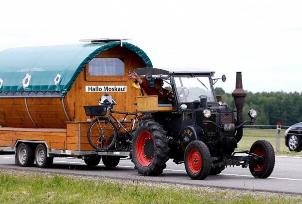 Helló Moszkva! Traktorral megy a focivébére egy német drukker