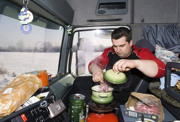 Somogyi Szilárd: Bűz a kamionok között