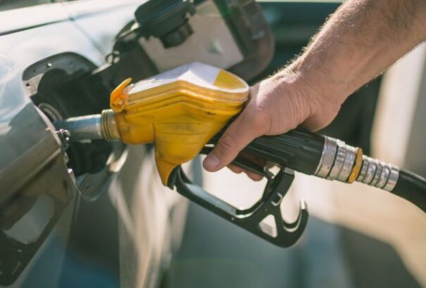 Jó hír a járművezetőknek: Csökkentek az üzemanyagárak