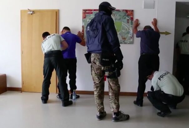 Egy busznyi korrupcióval vádolt bírót és fociklubok képviselőit gyűjtötte be a NAKA – Videó