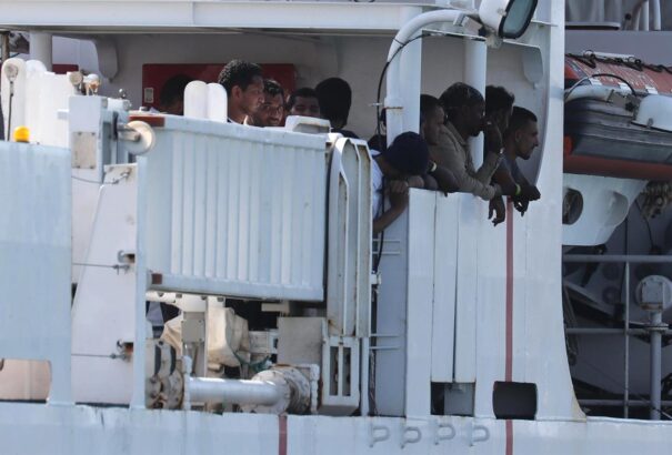 Olaszországból 450 bevándorlót fogad be öt uniós tagállam a hétfőn kikötött migránshajókról