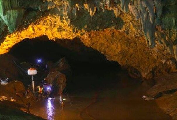 Thaiföld: A barlangban rekedt gyerekek mentésén dolgozó búvár vesztette életét