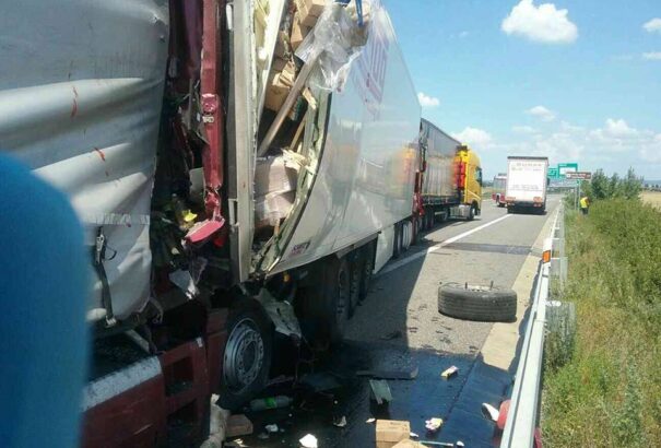 Súlyos baleset a D2-es autópályán: Három kamion ütközött, egy ember életét vesztette