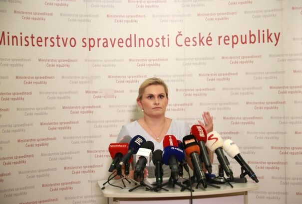 Lemondott Babiš igazságügyi minisztere a plágiumvád miatt. Egy pozsonyi egyetem is érintett