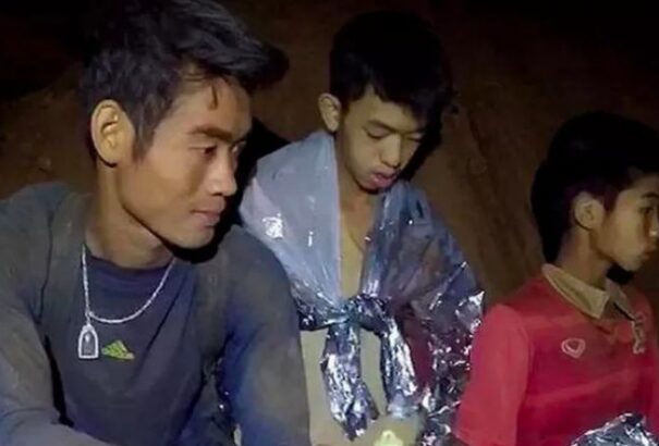 Nagyon jó pszichikai állapotban van a 12 thai fiú, hála a nemzeti hőssé lett edzőnek, aki meditálni tanította őket a barlangban