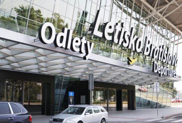 Baleset a pozsonyi reptéren: futómű nélkül landolt egy magánrepülőgép