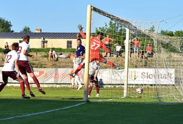Szezonnyitó meccs Komáromban. Köszöntik a legendás ’77-es csapat tagjait is