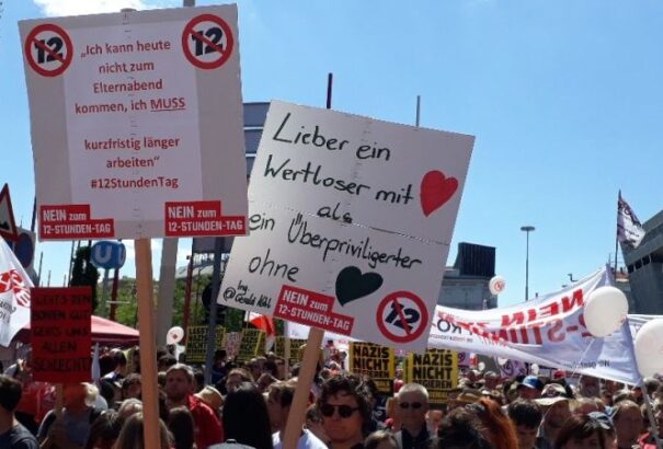 Több tízezer osztrák vonult az utcákra. Nem akarnak napi 12 órát dolgozni