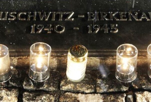 Magyar turistákat értek téglalopáson Auschwitzban