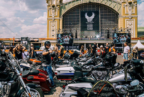 A motor ünnepe. Harley-Davidsonok tízezrei lepték el Prágát – Képek, videó