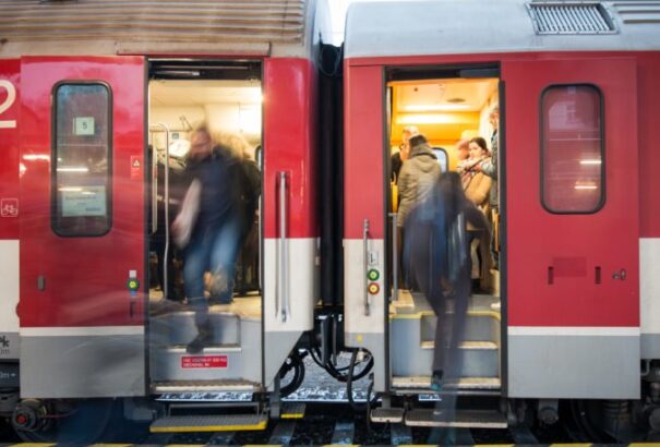 Érsekék liberalizálnák a vasúti személyszállítást, az autókból a vonatokra csábítanák az ingázókat