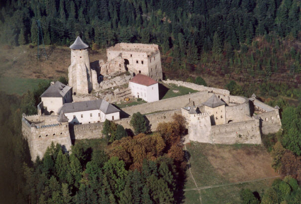 Käfer István: Ezer éve együtt, vérkeveredéssel, fele-fele népdalkinccsel, a nyelv azonos muzsikájával, fele-fele szókinccsel is, azonos egyházakkal…