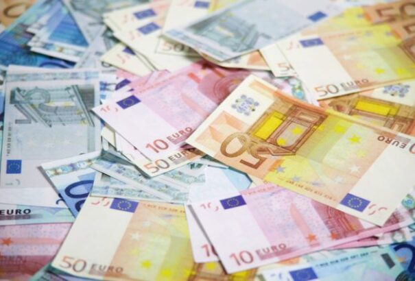 A V4-ek közül Szlovákiában nőnek a leglassabb ütemben a bérek