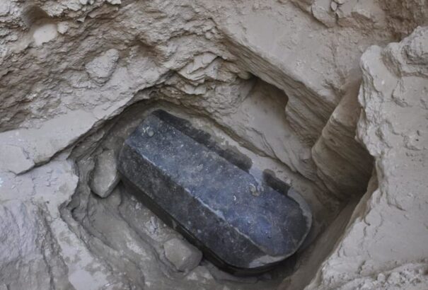 Egy óriási fekete szarkofágot találtak Egyiptomban. Senki sem tudja, mi van benne