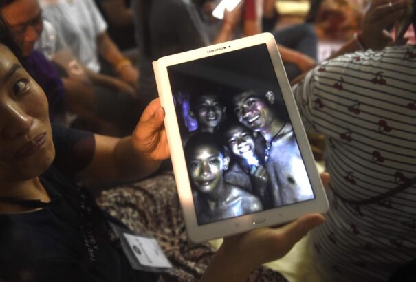 Kilenc nap után megtalálták a thaiföldi barlangban rekedt gyerekeket