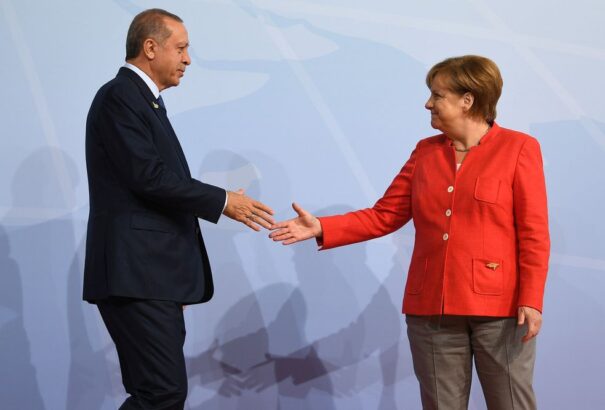 Török válság: Fontos bejelentés várható Ankarából, a német kancellár is szerepet vállalt a történetben