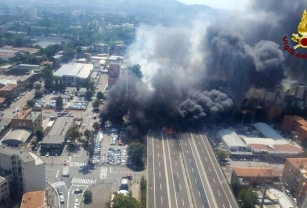 Brutális: Tűzgolyóként robbant fel egy tartálykocsi Bolognában (Videók a robbanásról és a pusztításról)