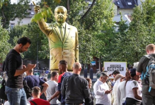 Eltávolították a német városból Erdogan négyméteres szobrát