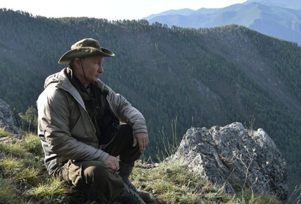 Putyin a szibériai vadonban töltötte a nyár utolsó hétvégéjét – ezúttal ruhában (Képek, Videó)