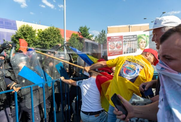 Erőszakba torkollott a több tízezres kormányellenes tüntetés Romániában