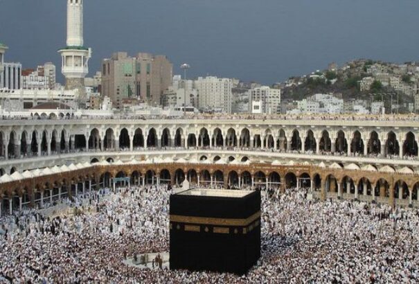 Lefejeztek, keresztre feszítettek és közszemlére tettek egy férfit Mekkában