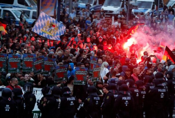 Egyre durvább a helyzet Chemnitzben: a hétfői tüntetéseken hatan kerültek kórházba