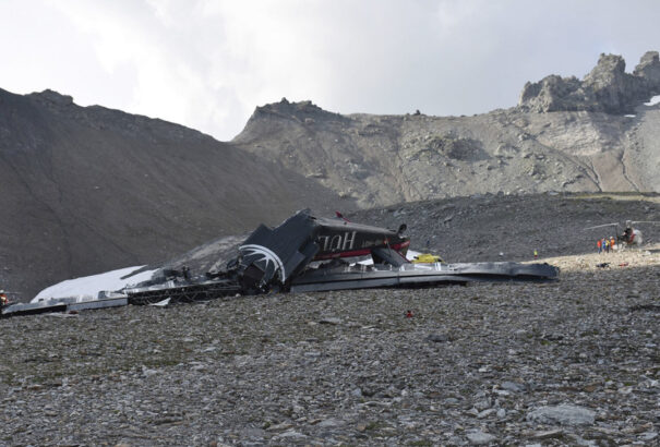 Tragédia: Lezuhant egy második világháborús repülő a svájci Alpokban húsz emberrel a fedélzetén