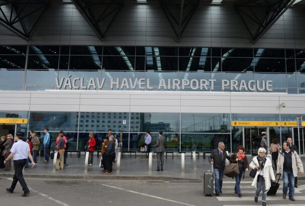 Evakuálni kellett egy repülőgépet a prágai reptéren. Az utasokat csúszdán mentették ki a gépből