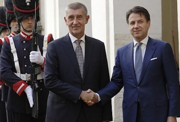 A cseh kormányfő Komenskýt idézve utasította el a migránsok befogadását Olaszországban