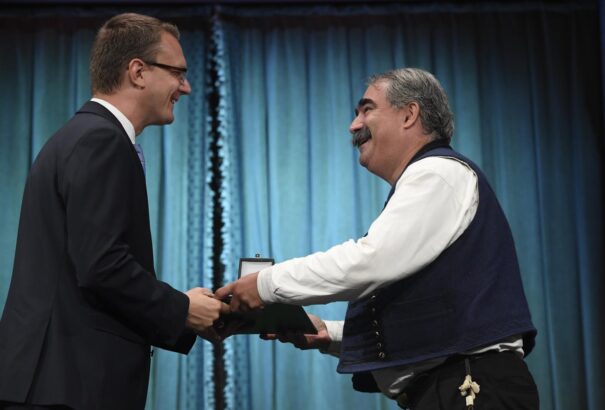 Hagyományőrök elismerése: Dr. Agócs Gergely és Farkas József vehette át a Magyar Arany Érdemkeresztet