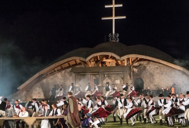 Huszonötezren látták a Csíksomlyói passiót a Nyeregben