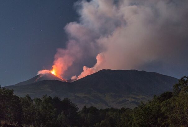 Az éjjel 17 hónap után újra kitört az Etna (Képek, videó)