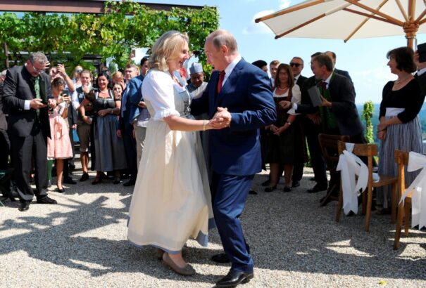 Ilyet még nem láttál: Putin az 53 éves, magyarul is beszélő osztrák külügyminiszter lagziján (Fotók)