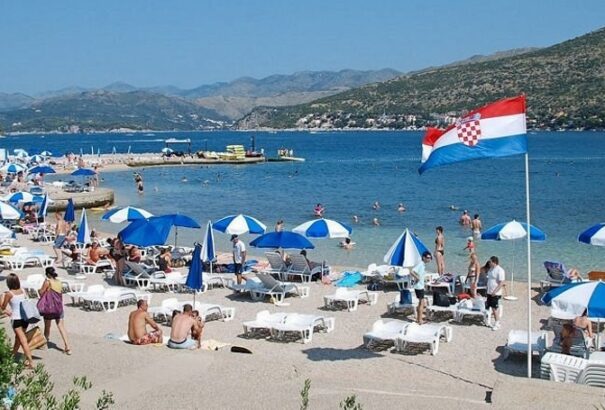 A törölközők és a nyugágyak háborúja zajlik Horvátországban. Aki nem fizet, azt a vállalkozók elkergetik