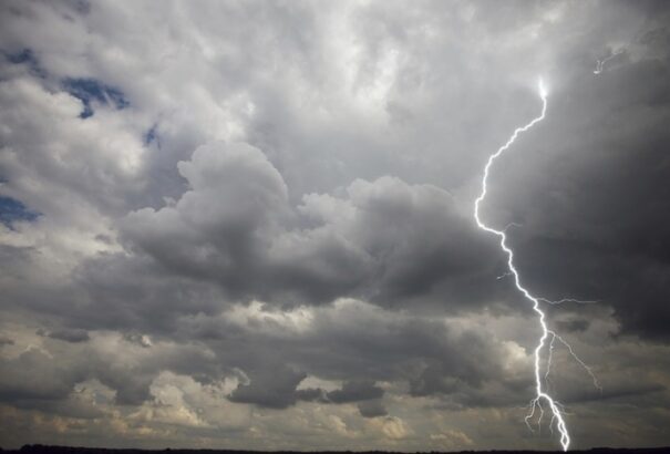 Fába csapott a villám egy balatoni strandon, két embert újra kellett éleszteni